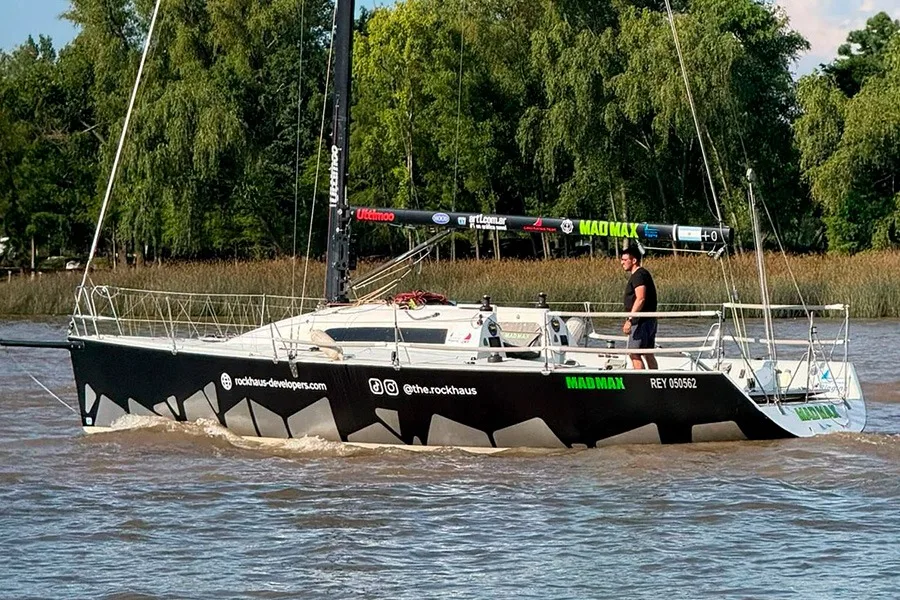 Velero de regata con identidad visual náutica