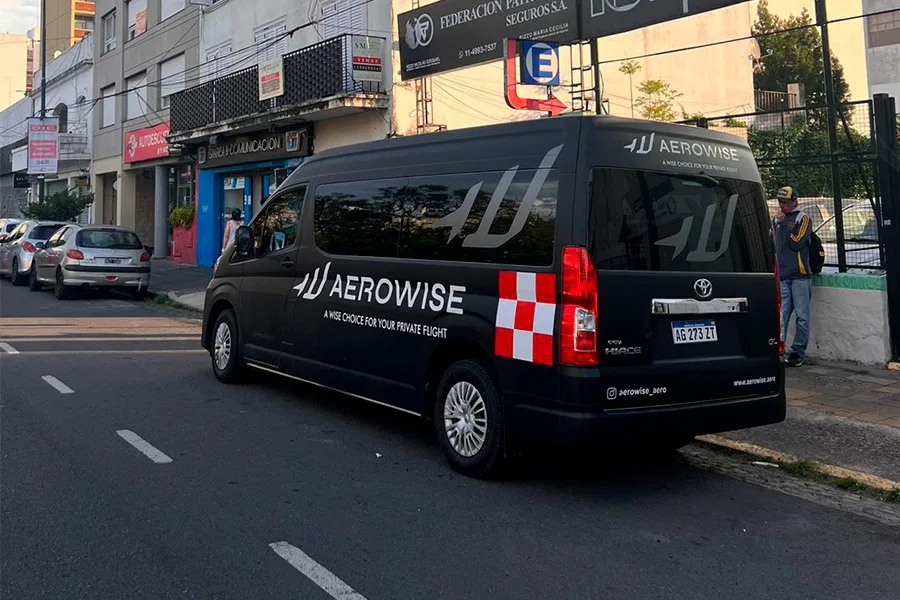 Auto ploteado con gráfica vehicular corporativa