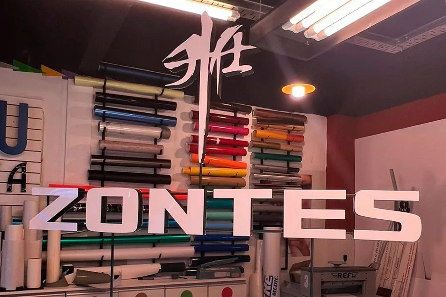 Logo stand up de letras corpóreas