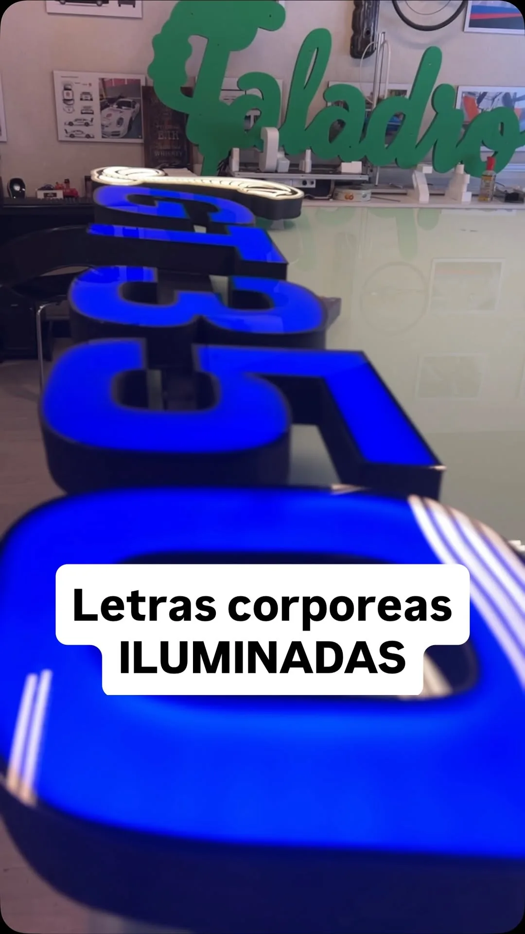 Letras corpóreas con iluminación trasera o iluminación interna