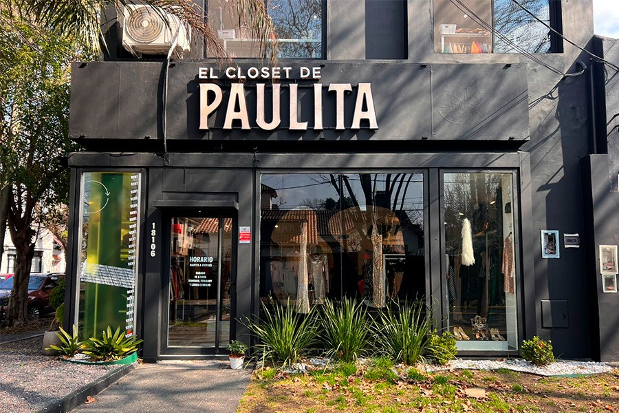 Letras corpóreas con iluminación en frente comercial